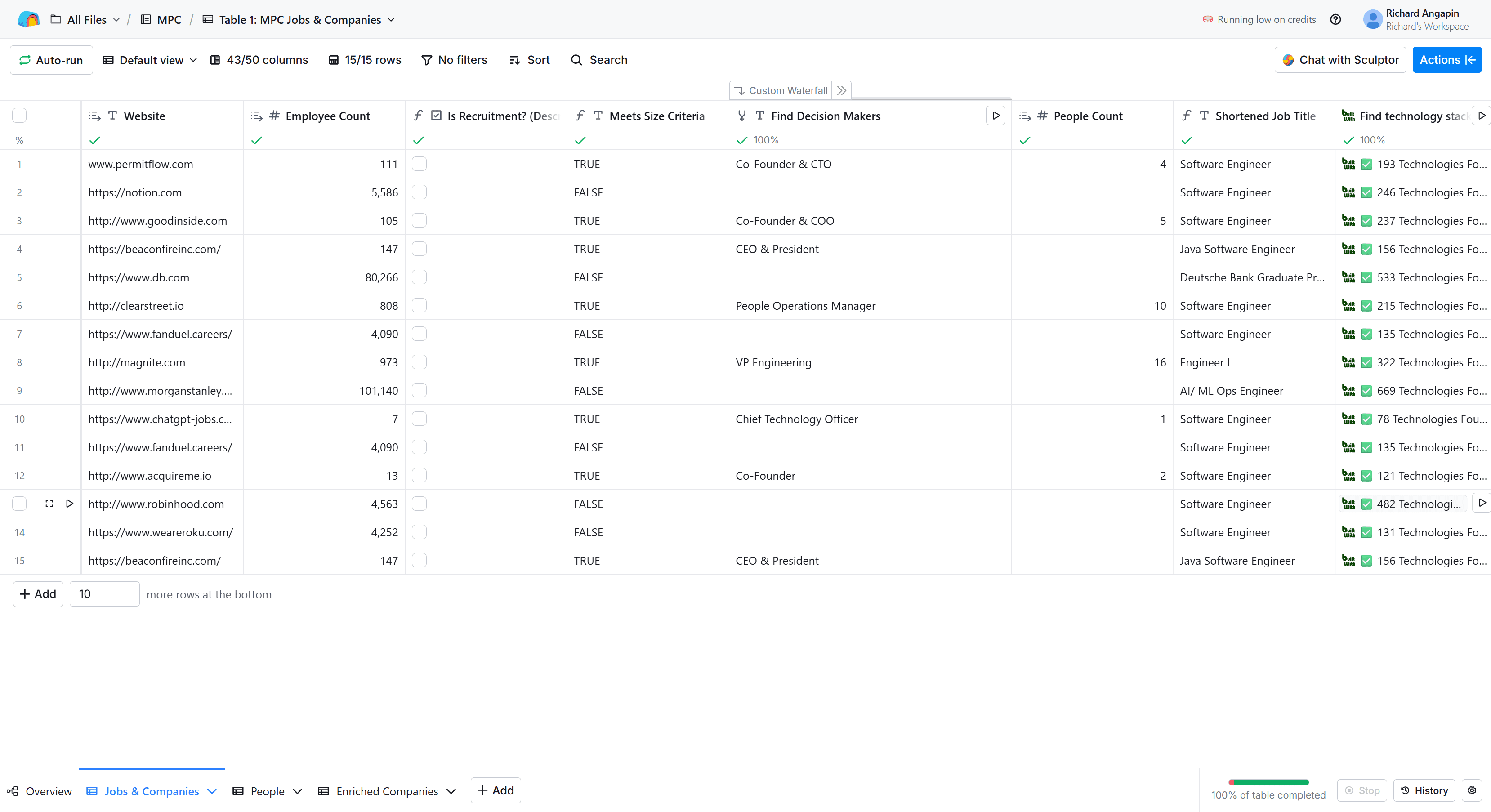 Clay Table 1 montrant la qualification entreprise avec colonnes 'Is Recruitment' et 'Meets Size Criteria'.
